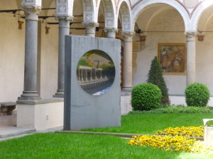 Anish Kapoor, Untitled, 2003 granito nero. Courtesy collezione Banca Popolare di Bergamo
