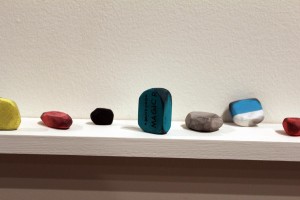 David Adamo, Untitled, 2012, argilla, pittura, mensola in legno, 5 x50x7 cm
